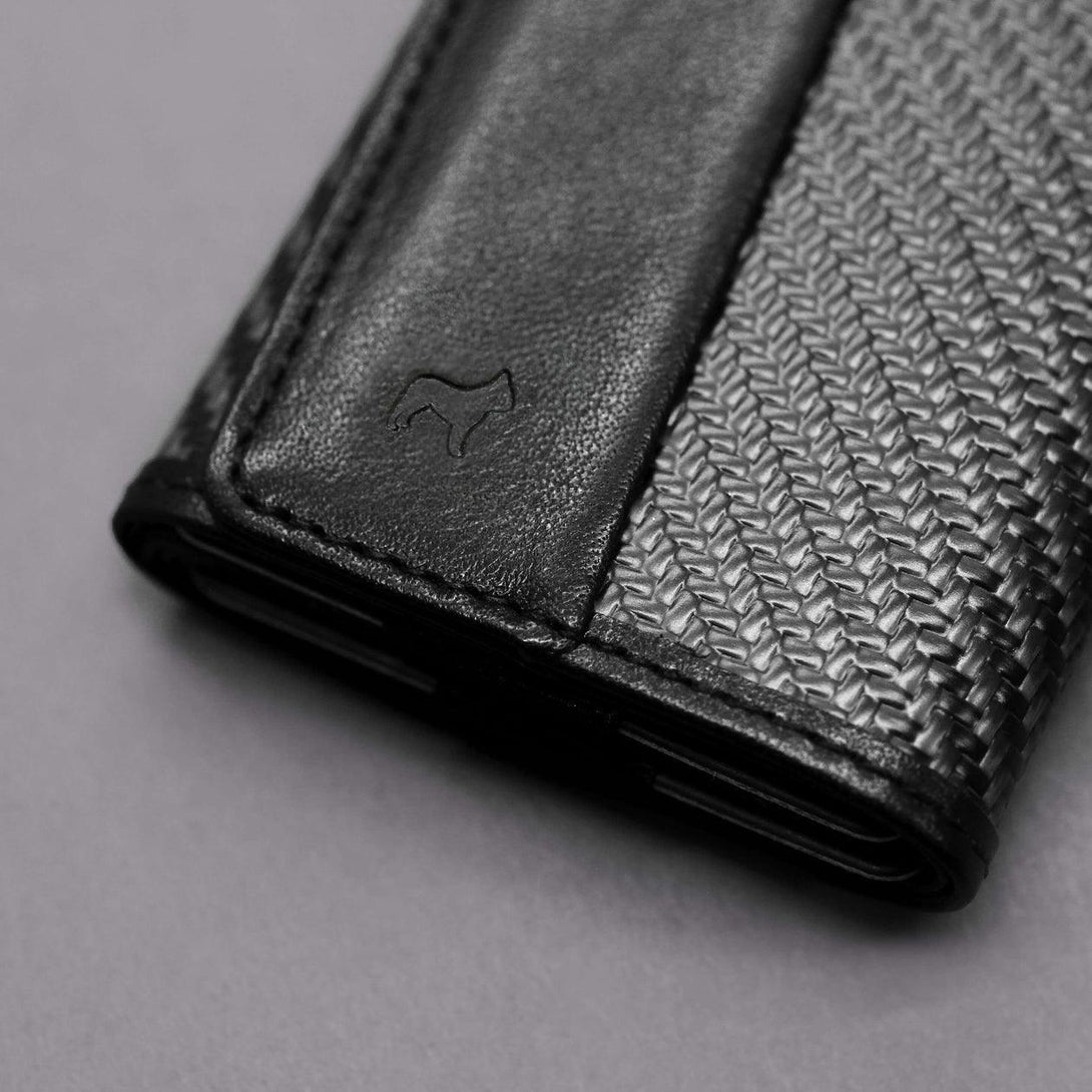 The Frenchie Co AirTag Ready speed wallet mini carbon fiber - Black - Tech Goods